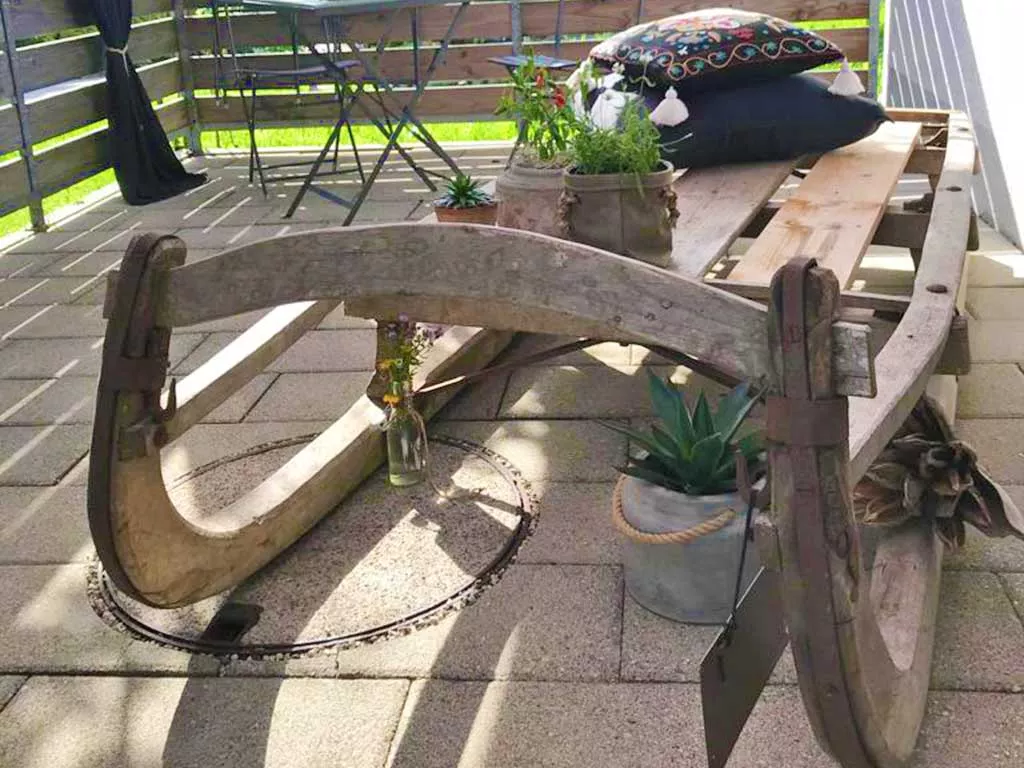 Antiker Holzschlitten als dekoratives Element