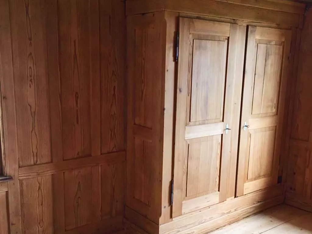 Restaurierter massiver Holzschrank aus Kiefer