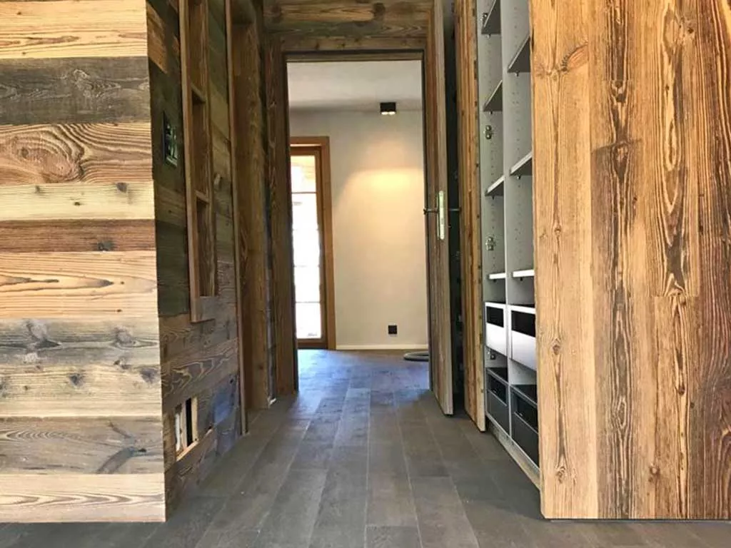 Innenausbau mit Altholz-Wandverkleidung