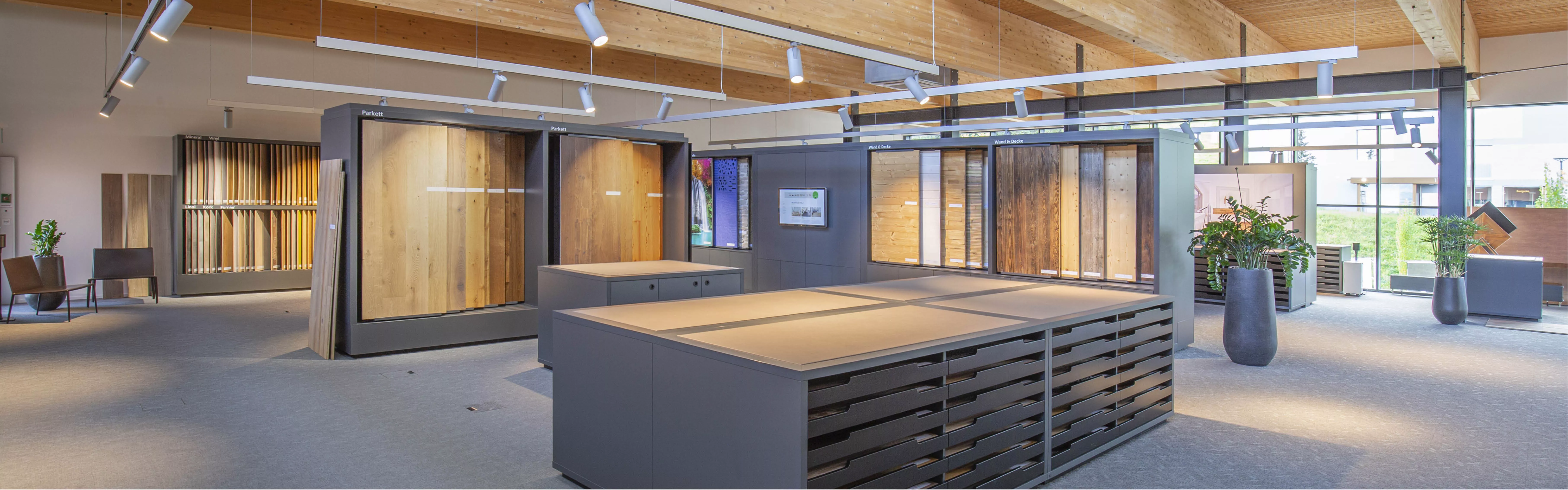 Showroom mit Ausstellung von Bodenbelägen, Parkett sowie Wand- und Deckenverkleidungen