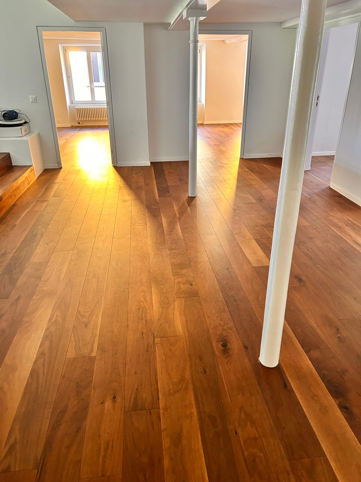 Gepflegter Dielenboden mit warmer Maserung in einer renovierten Wohnung